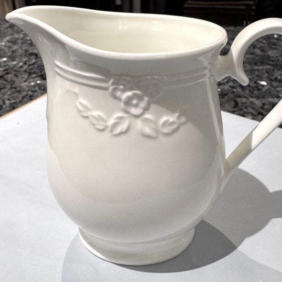 ✨ Stunning Vintage Villeroy & Boch White Bone China Pitcher – Embossed Floral”✨ - Picture 8 of 13